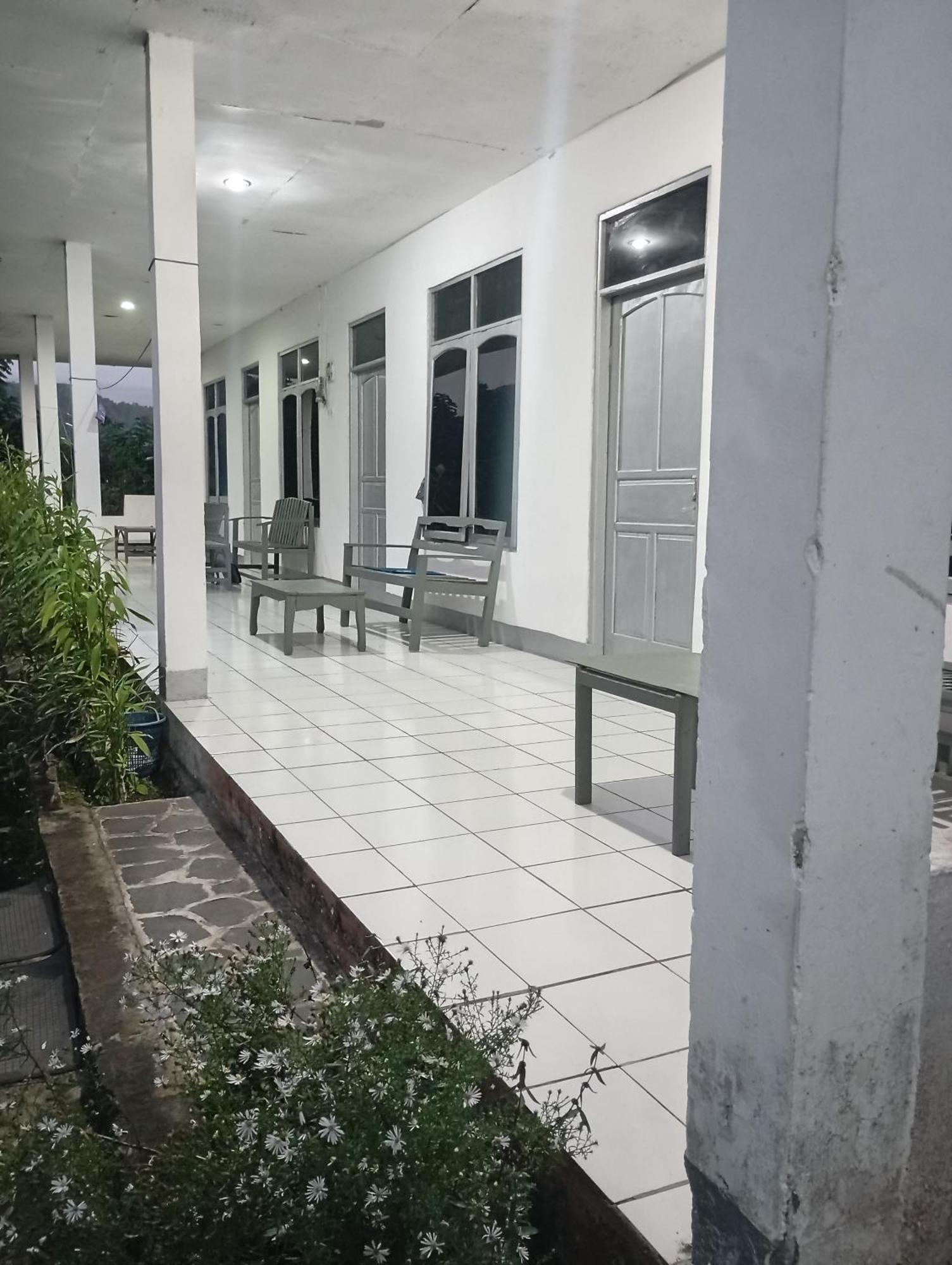 Hidayah Homestay Kelimutu Exterior foto