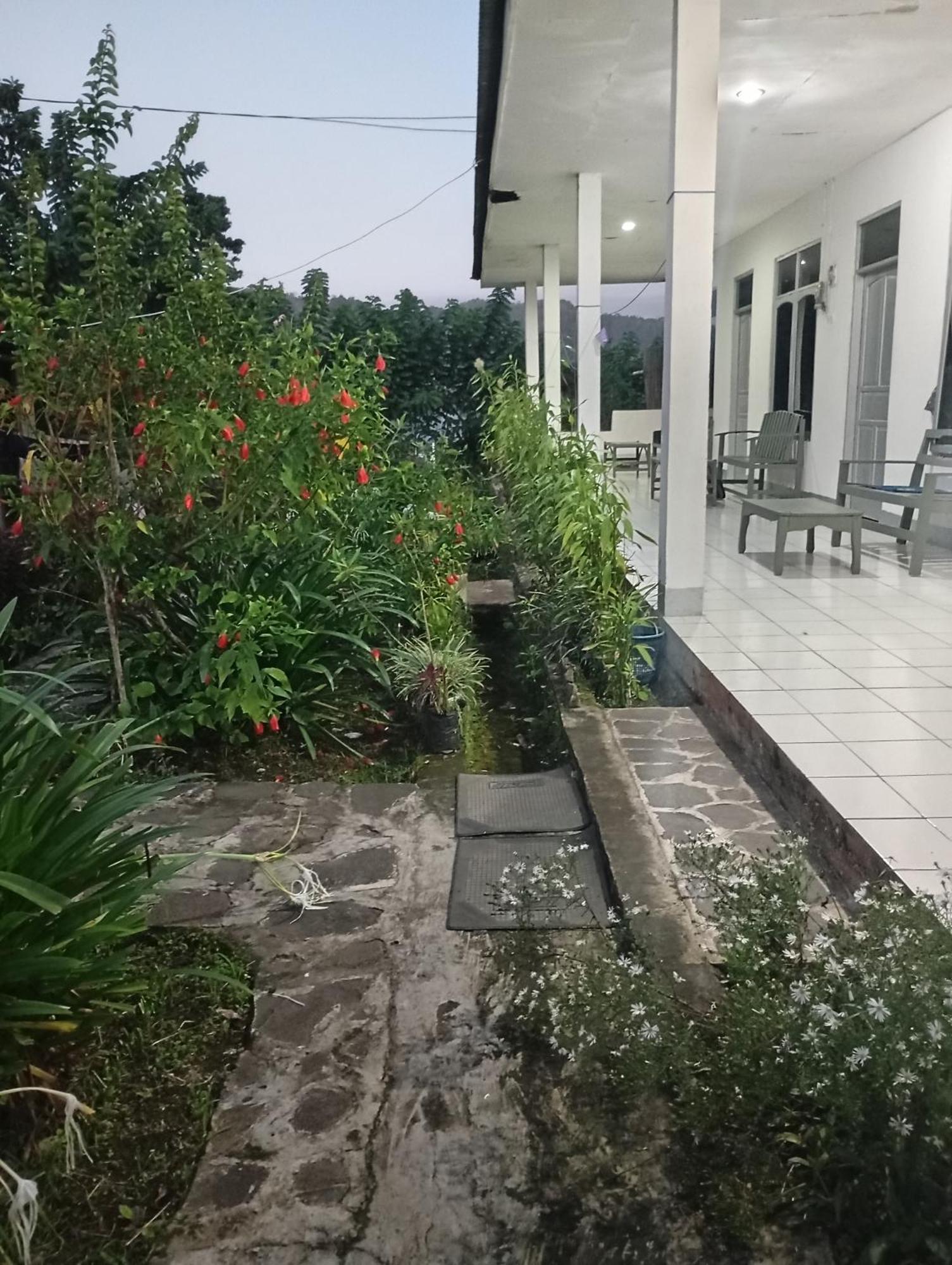 Hidayah Homestay Kelimutu Exterior foto