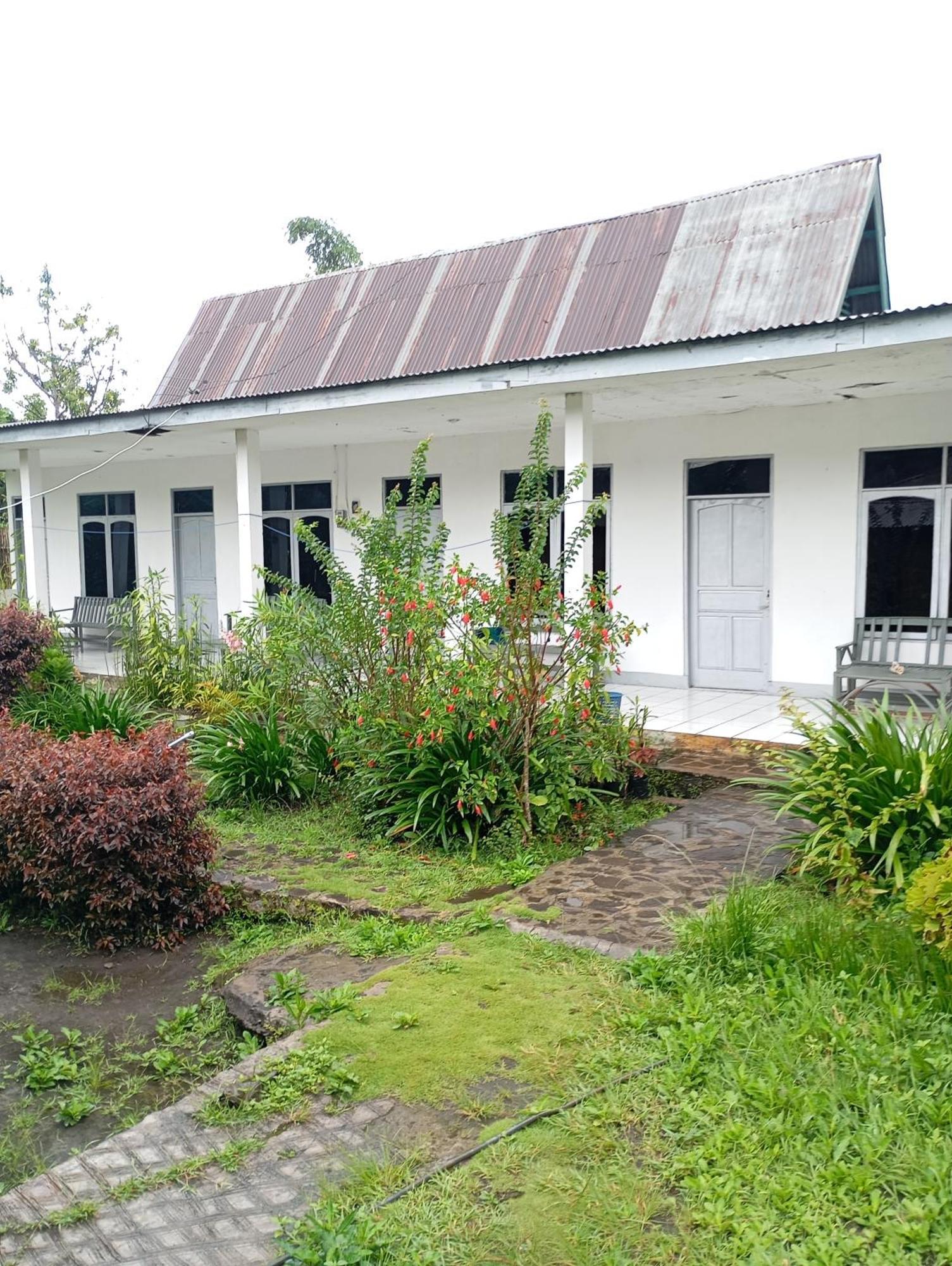 Hidayah Homestay Kelimutu Exterior foto
